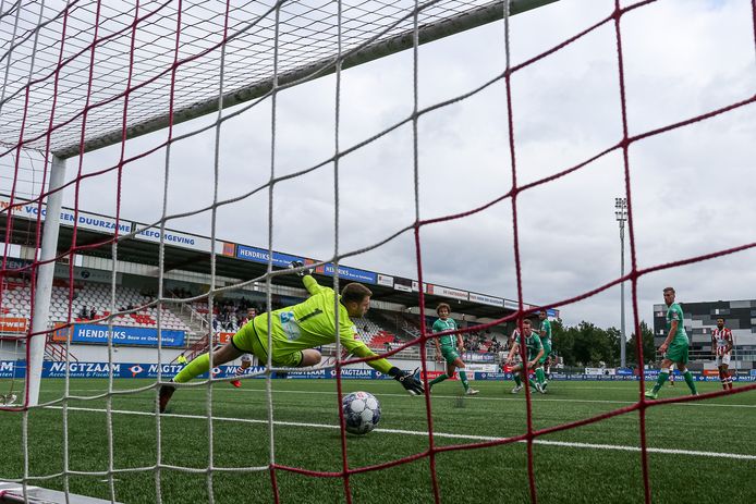 FC Dordrecht-doelman Liam Bossin moet zich gewonnen geven in het duel met TOP Oss. FOTO PRO SHOTS