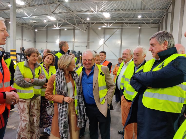Annick De Ridder, Fernand Huts en Jan Jambon bij de opening van een nieuw depot van Katoen Natie in Tallinn in Estland. Beeld BELGA