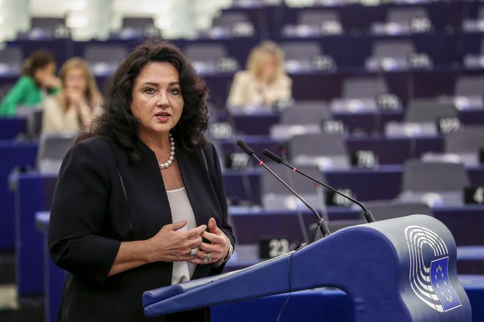 Commissaris voor Gelijkheid Helena Dalli spreekt in het Europees Parlement over de verankering van het recht op abortus in het Europese wetboek.