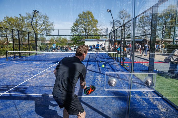 De omringende glazen wanden en de dichte kunststof rackets zorgen ervoor dat padel meer geluid voortbrengt dan tennis. Op de foto een buitenpadelbaan in Hoeven, bij Etten-Leur.