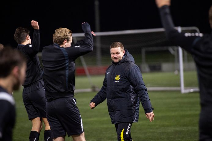 Danny van Engeland traint weer met de spelers van Beekbergen.  Zijn ploeg speelde pas vijf wedstrijden dit seizoen. „Je begint eigenlijk weer opnieuw aan de voorbereiding."