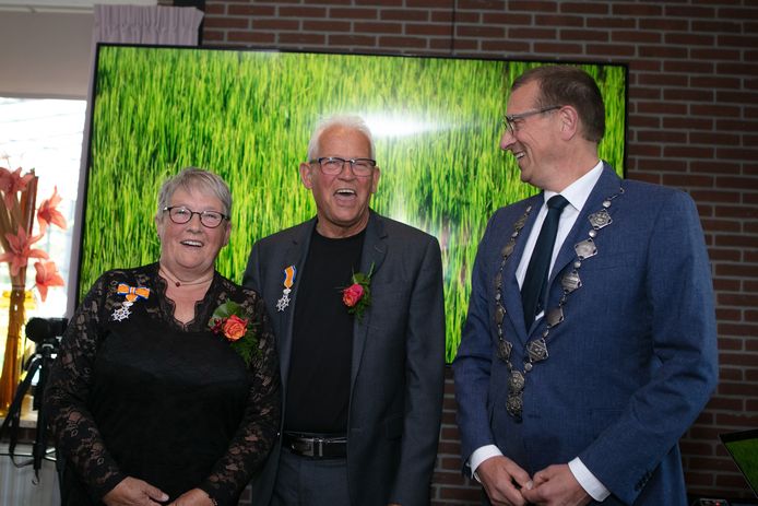 Burgemeester Maarten Offinga reikte woensdagmiddag twee Koninklijke onderscheidingen uit aan Hardenbergers Frits en Beja Weitkamp-Lennips