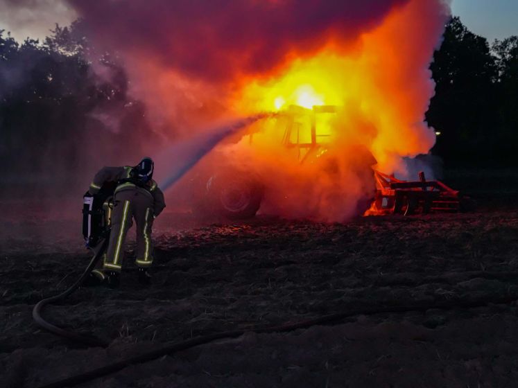 Tractor vliegt spontaan in brand, hoge vlammen verwoesten voertuig