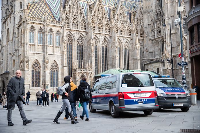 Extra politie-aanwezigheid aan de Stephansdom in het centrum van Wenen vandaag.