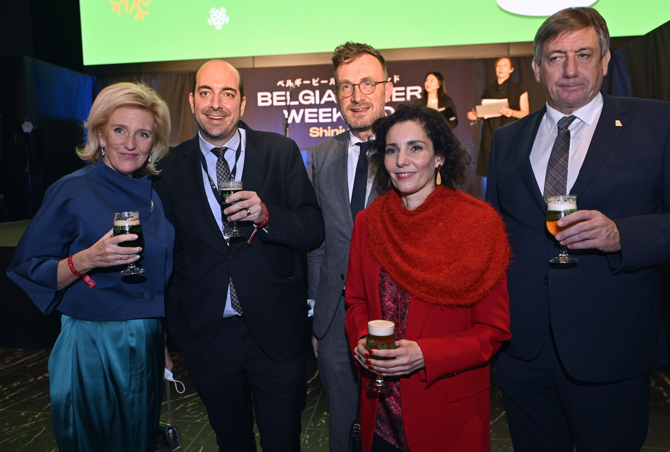La princesse Astrid, le secrétaire d'État fédéral Mathieu Michel (MR), le secrétaire d'État de la région de Bruxelles Pascal Smet (Vooruit), la ministre fédérale des Affaires étrangères Hadja Lahbib (MR) et le ministre-président flamand Jan Jambon (NV-A) lors de l'ouverture de la "Belgian Beer Week 2022" à Tokyo.