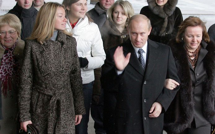 Maria Vorontsova (deuxième en partant de la gauche) avec son père et sa mère durant les élections présidentielles de 2007.