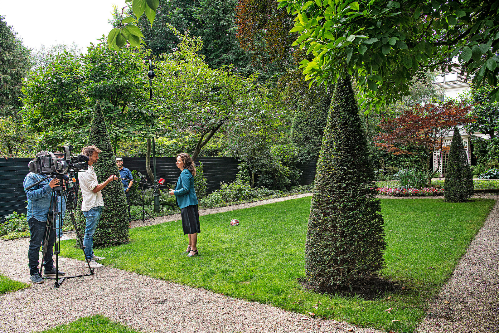 Burgemeester Femke Halsema van Amsterdam spreekt donderdag in de tuin van haar ambtswoning met de pers over de coronacrisis en de toegenomen drukte in de hoofdstad. Beeld Guus Dubbelman / de Volkskrant