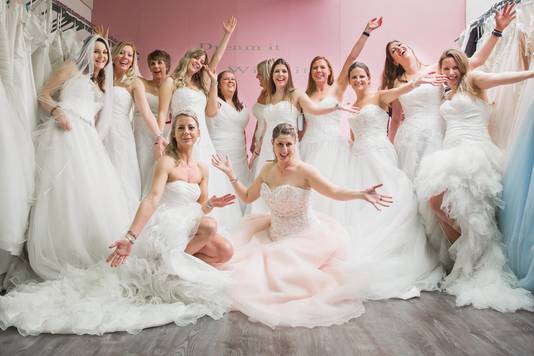 Bij Yalisa's Bruidsmode kan je voor 25,- pp 3 uur lang bruidsjurken passen voor de lol, prosecco drinken en heel veel foto's maken. Deze enorme groep van 13 vriendinnen komen uit Volendam.