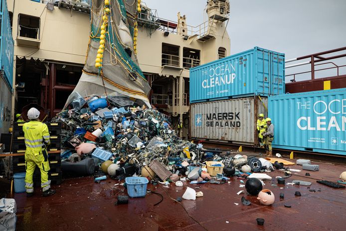 Ocean Clean Up haalt plastic uit de oceaan en leegt het net op het dek van het schip.