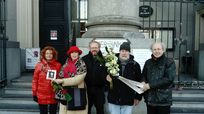 Twentse delegatie bij herdenking Februaristaking. Tweede van links is Corry Westgeest.