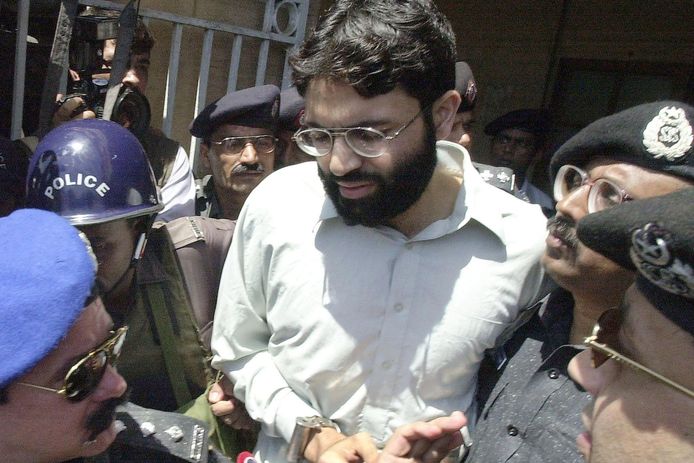 Omar Sheikh in maart 2002 bij het verlaten van de rechtbank in Karachi.