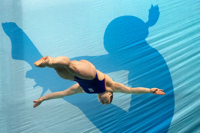 Schoonspringster Celine van Duijn tijdens de Eindhoven Diving Cup.