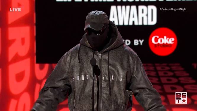 Kanye West verschijnt plots helemaal bedekt in het zwart op podium van de BET Awards 
