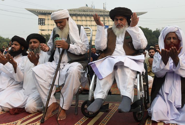 Rizvi (tweede van rechts) zit sinds 2006 in een rolstoel. Beeld AFP