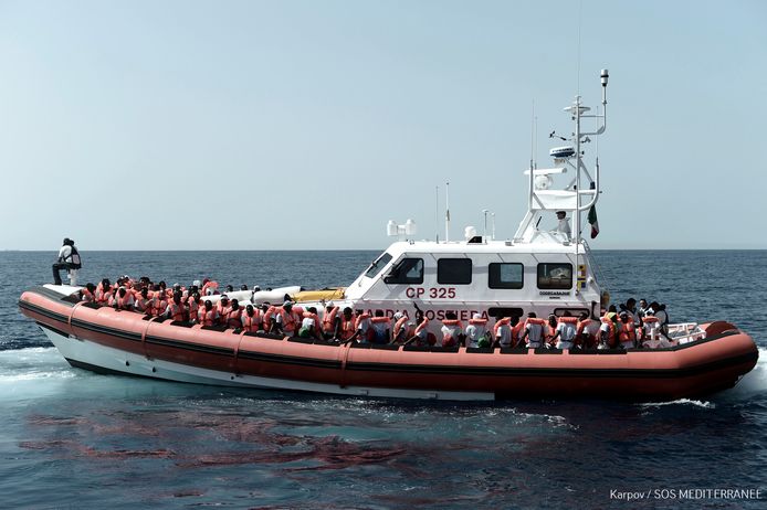 De meer dan 600 migranten die dagenlang hebben vastgezeten op de reddingsboot de Aquarius zijn gisteren overgeplaatst op andere boten en worden naar Spanje gebracht.