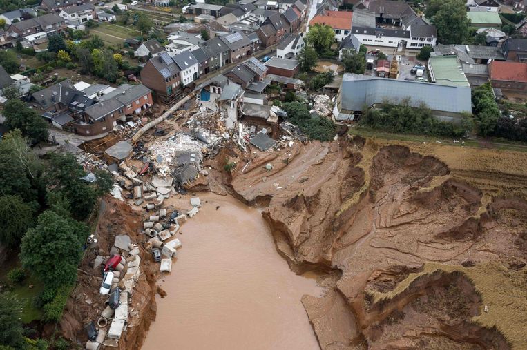 Door overstroming verwoest gebied bij Erfstadt in Duitsland op 16 juli. Beeld AFP