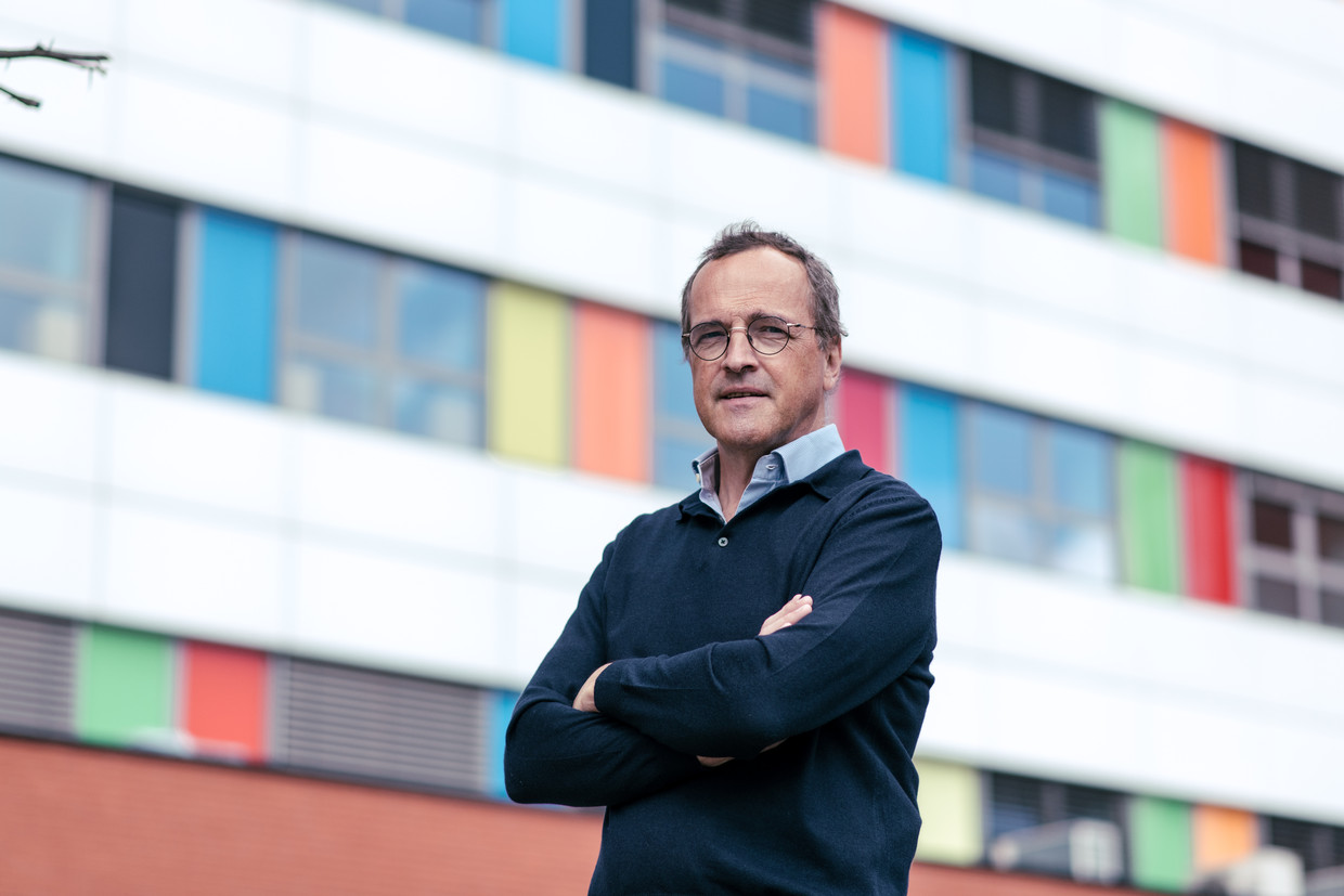 Filiep Bataillie: ‘De ambulancier die me thuis kwam ophalen, moest zich in zo’n pak hijsen, elk contact werd gemeden. Dat is niet de zorg die we gewoon zijn. Zo onpersoonlijk.’  Beeld Tine Schoemaker