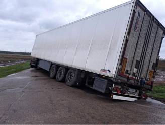 Vrachtwagenchauffeur rijdt zich vast aan Wittemoer: rijbaan tijdelijk volledig versperd