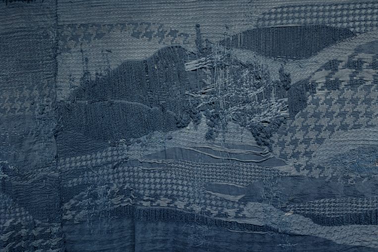 Wandkleed ‘Shepherd’s Touch’ (2022) van Claudy Jongstra, geverfd met wede en indigo. Beeld Josefina Eikenaar-TextielMuseum