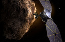 De ruimtesonde Lucy op een gemanipuleerd beeld met een asteroïde.