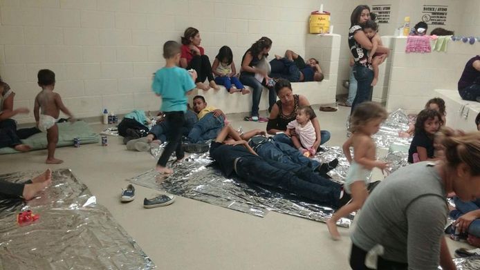 Illegale migranten in een opvangcentrum in Texas.