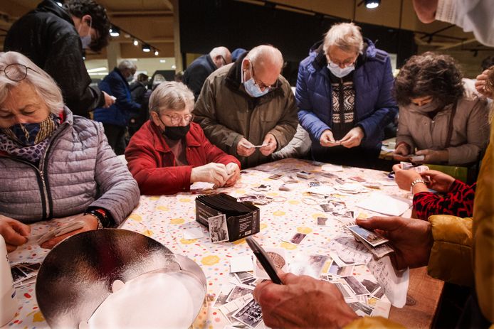 Middenin een supermarkt zijn tientallen mensen druk in de weer met het ruilen van stickers voor een boek dat 100 jaar Veldhoven in beeld brengt.