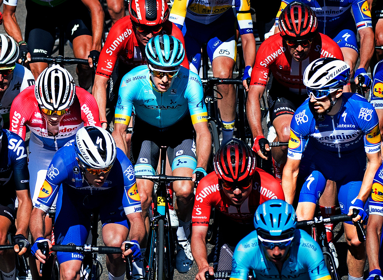 De 3 smaakmakers van het voorjaar van 2019: Mathieu van der Poel (links, in rood-wit-blauw ) en Jakob Fuglsang (midden, in lichtblauw) worden tijdens de klim van de Cauberg geobserveerd door Julian Alaphilippe (rechts, in donkerblauw).
 Beeld Klaas Jan van der Weij
