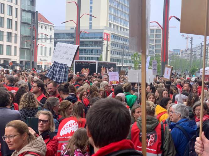 Honderden leerkrachten stromen toe in Antwerpen voor eerste actiedag tegen rapport minister Weyts