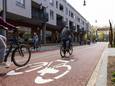 Een voorbeeld van een fietsstraat, vaak herkenbaar aan het rode asfalt. Automobilisten mogen ook rijden in een fietsstraat, maar moeten wel hun snelheid aanpassen.