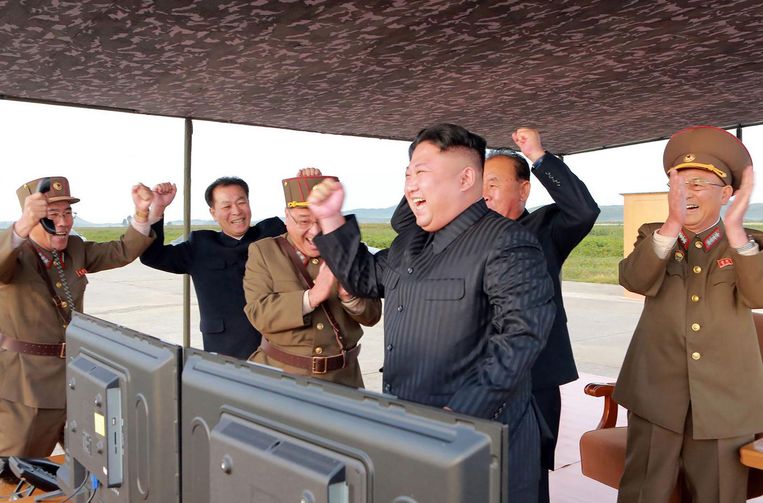 Kim Jong-un viert een succesvolle raketlancering. Beeld afp