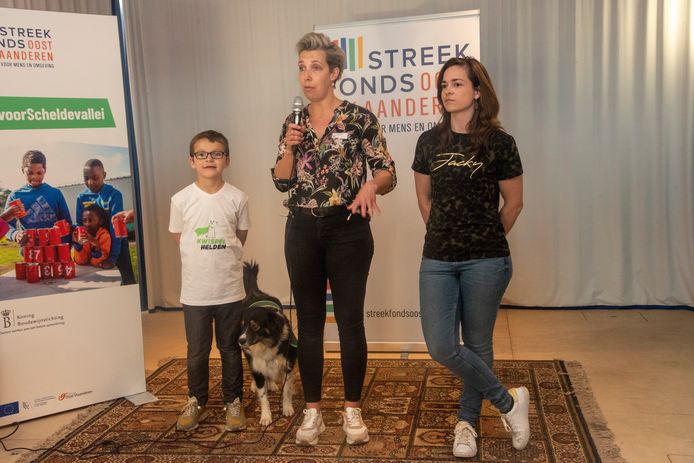 Nand en hondje Rumba met mama Sarah Booten, medetrainster An-Sofie van den BoschDe van de Vzw Kwispelhelden.