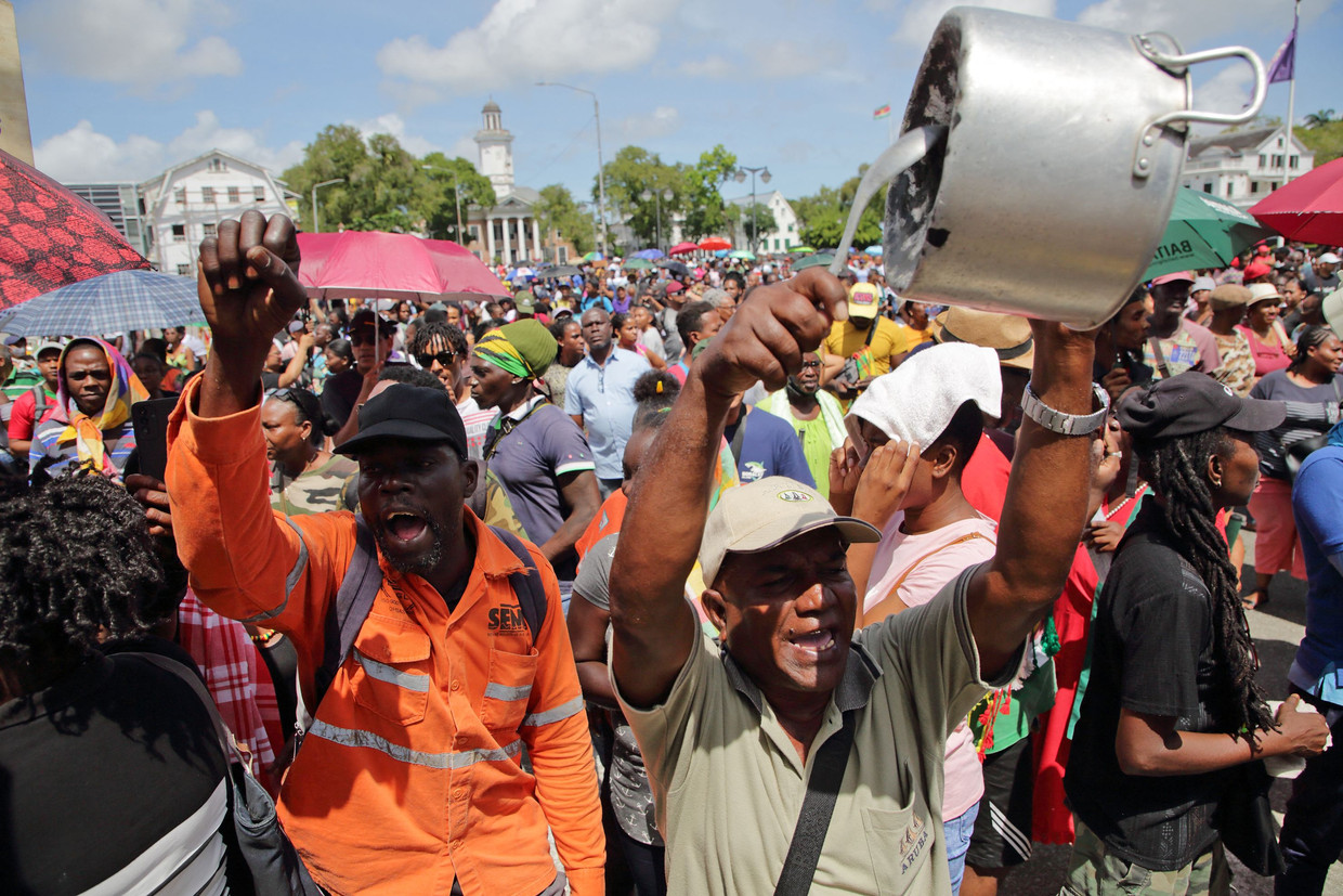 De demonstratie van afgelopen vrijdag tegen bezuinigingen door de regering, die uitmondde in hevige rellen in Paramaribo. Beeld AFP