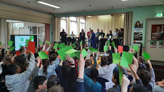 Lijsttrekkersdebat op KPO Basisschool Fatima in Roosendaal. Op het podium de tien vertegenwoordigers van de politieke partijen.