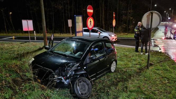 Twee auto's fors beschadigd na aanrijding bij Beekbergen