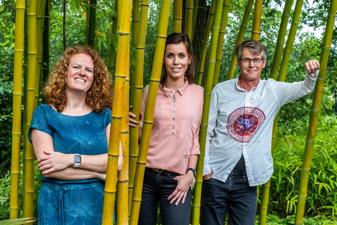 Anoek van der Leest, Mireille Langendijk en Jaco Appelman in de Botanische Tuinen van Utrecht. Zij schreven Zo kan het ook, een boek over meer in harmonie leven met de natuur.