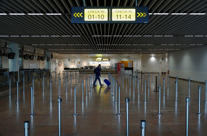 Een zo goed als lege hal op Brussels Airport