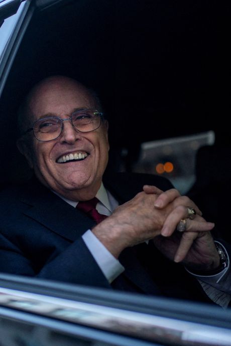 Ex-adviseurs Trump, onder wie Giuliani, vervolgd voor pogingen verkiezingsuitslag ongedaan te maken