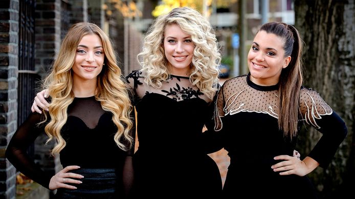 De OG3NE-zangeressen herdenken vandaag de verjaardag van hun moeder. Zij overleed in 2017 op 48-jarige leeftijd.