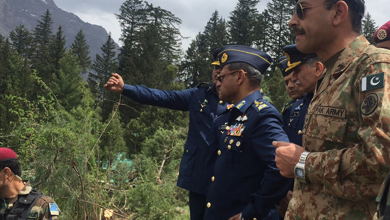 Leden van de Pakistaanse Air Force bezoeken de plek. Beeld afp