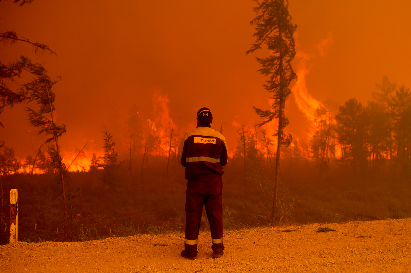Een brandweerman in Jakoetië, augustus 2021.
