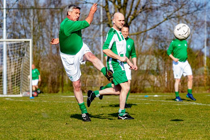 50-plusvoetbal gebeurt op een kleiner veld, met kleinere goaltjes en vijf spelers per team. Op de foto RKGSV en Oirschot-Vooruit (groen-wit shirt).