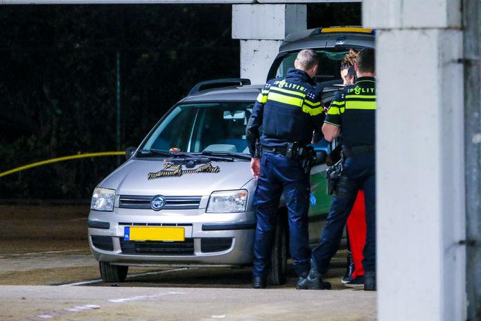 Agenten controleerden het stilstaande voertuig