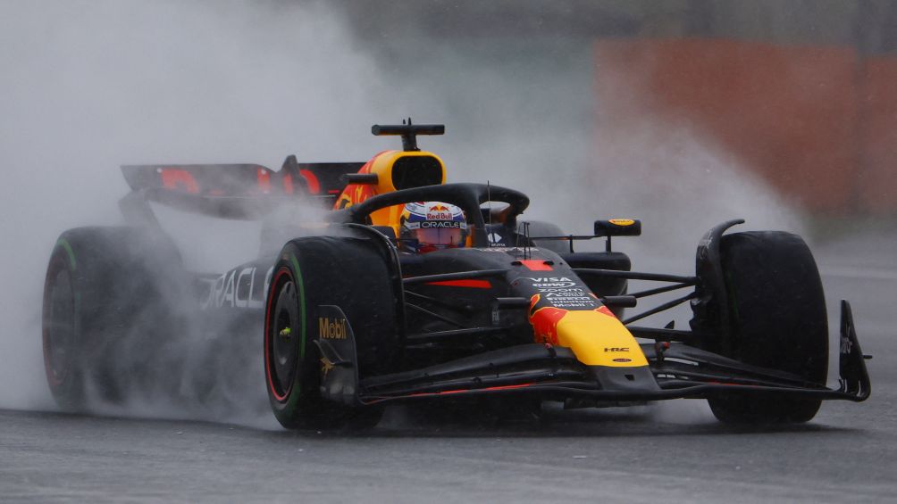 Lando Norris pakt sprintpole, Max Verstappen vierde na spectaculair waterballet in China: ‘Alsof ik op ijs reed’