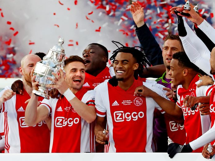 Dusan Tadic toont de KNVB beker.