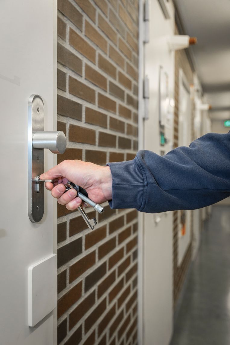 Een bewaker doet een van de cellen op slot in in de vrouwengevangenis in Nieuwersluis (bij Utrecht). Beeld Dingena Mol