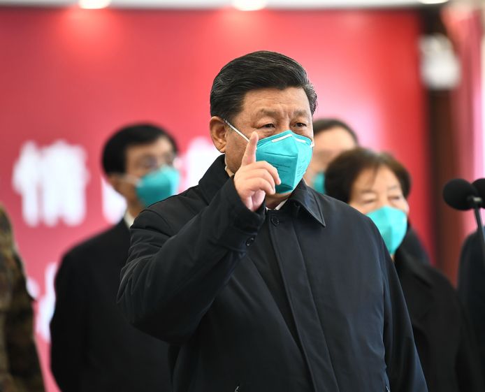 President Xi Jinping bezoekt een ziekenhuis in Wuhan.