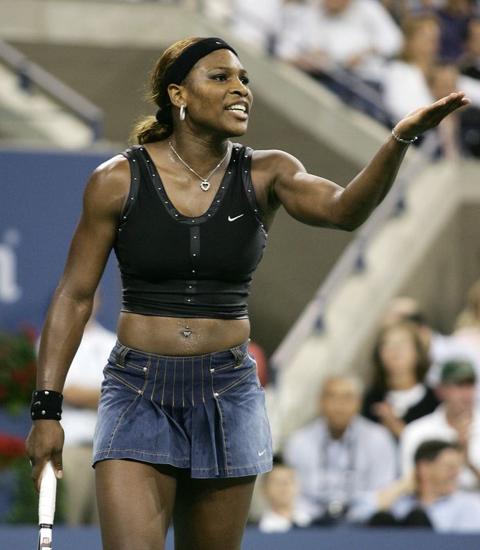 Een spijkerrokje en een zwarte crop top met studs tijdens de US Open van 2004.