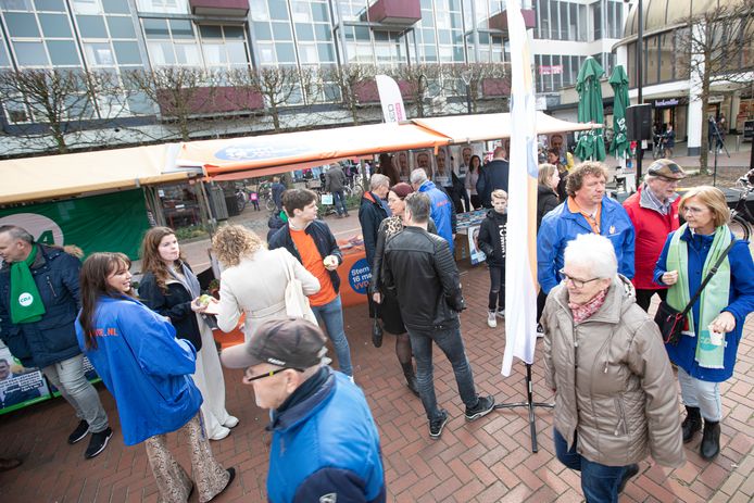Gezellige drukte op de Koornmarkt in Almelo, waar de deelnemers aan de komende gemeenteraadsverkiezingen zich presenteerden.