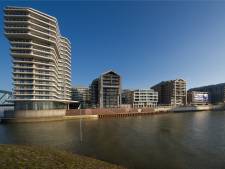 Autostrippers zijn gek op dure Mercedessen in parkeergarage van Handelskade