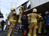 Afzuigsysteem bij VV Den Ham vat vlam, brandweer verwijdert delen van gevel om te kunnen blussen